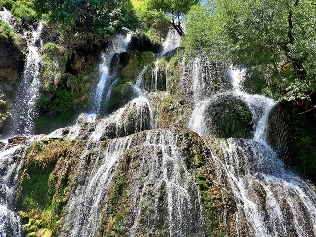فرود آب آبشار نیاسر از روی صخره ها