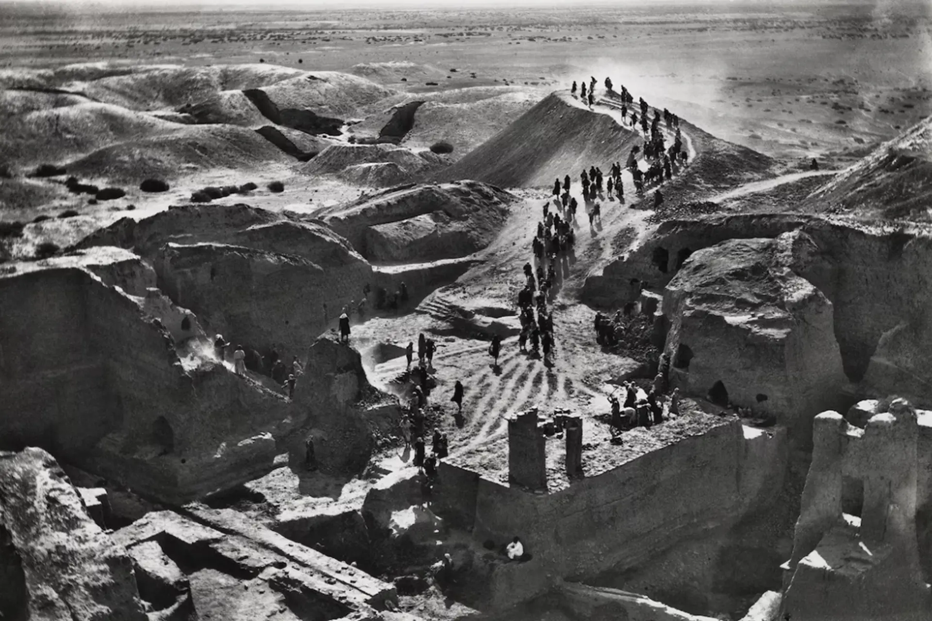 عکس سیاه و سفید از حفاری باستان‌شناسان بر روی تپه‌ها و ویرانه‌های شهر باستانی نیپور در سال ۱۸۹۹