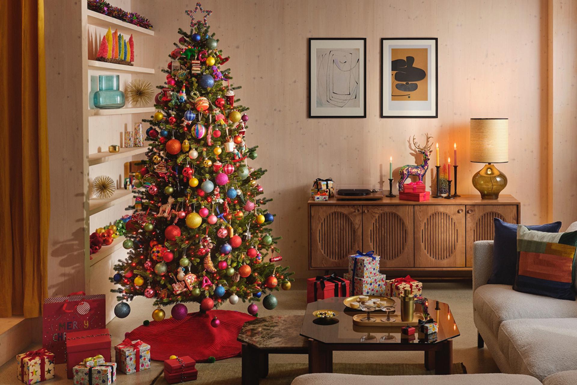 درخت کریسمس تزیین شده در یک خانه