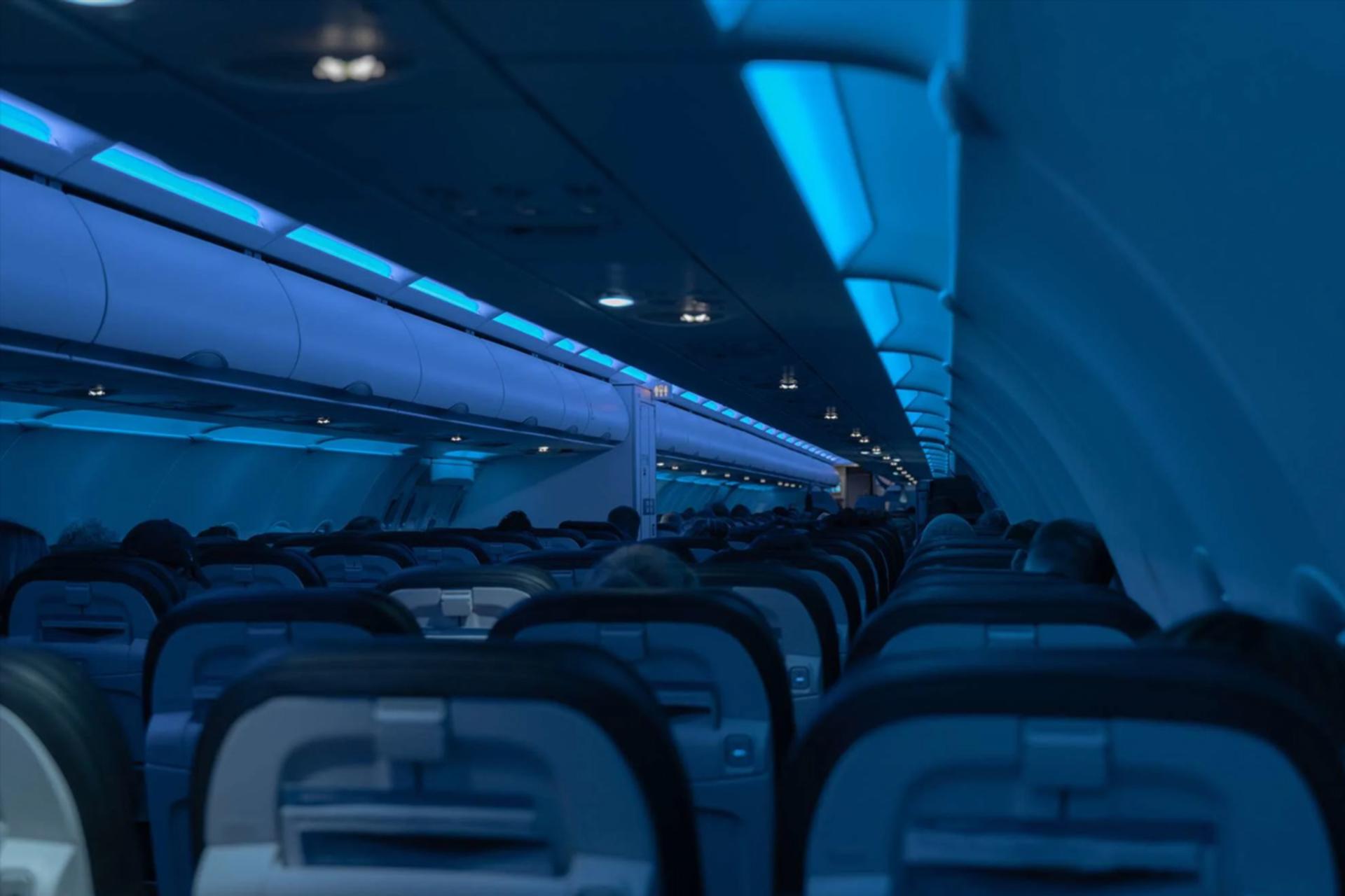 تاریکی کابین هواپیما
