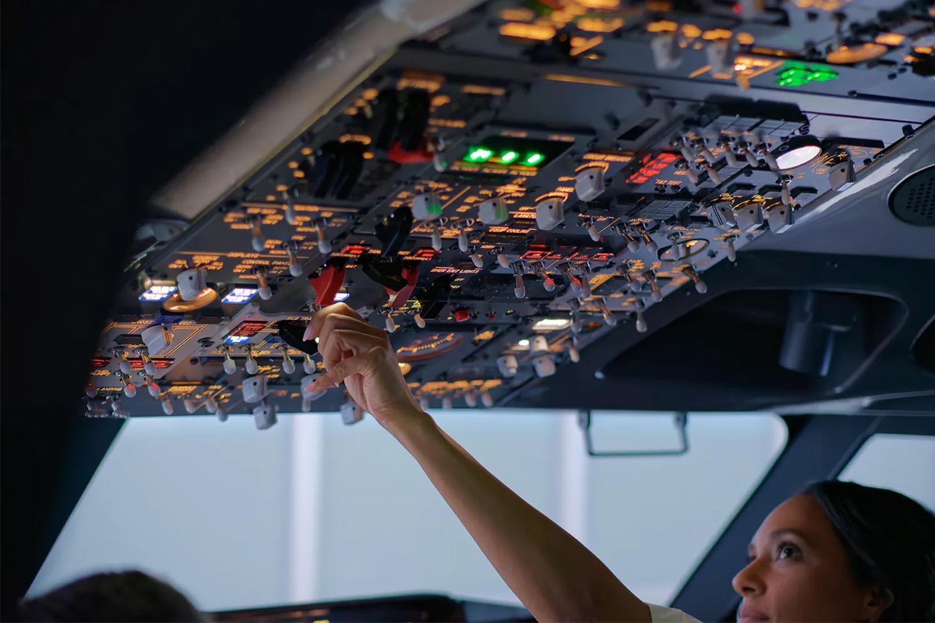 چرا در کابین خلبان هنگام سوار شدن مسافران باز است؟