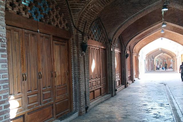 درهای چوبی حجره ها در بازارچه عودلاجان