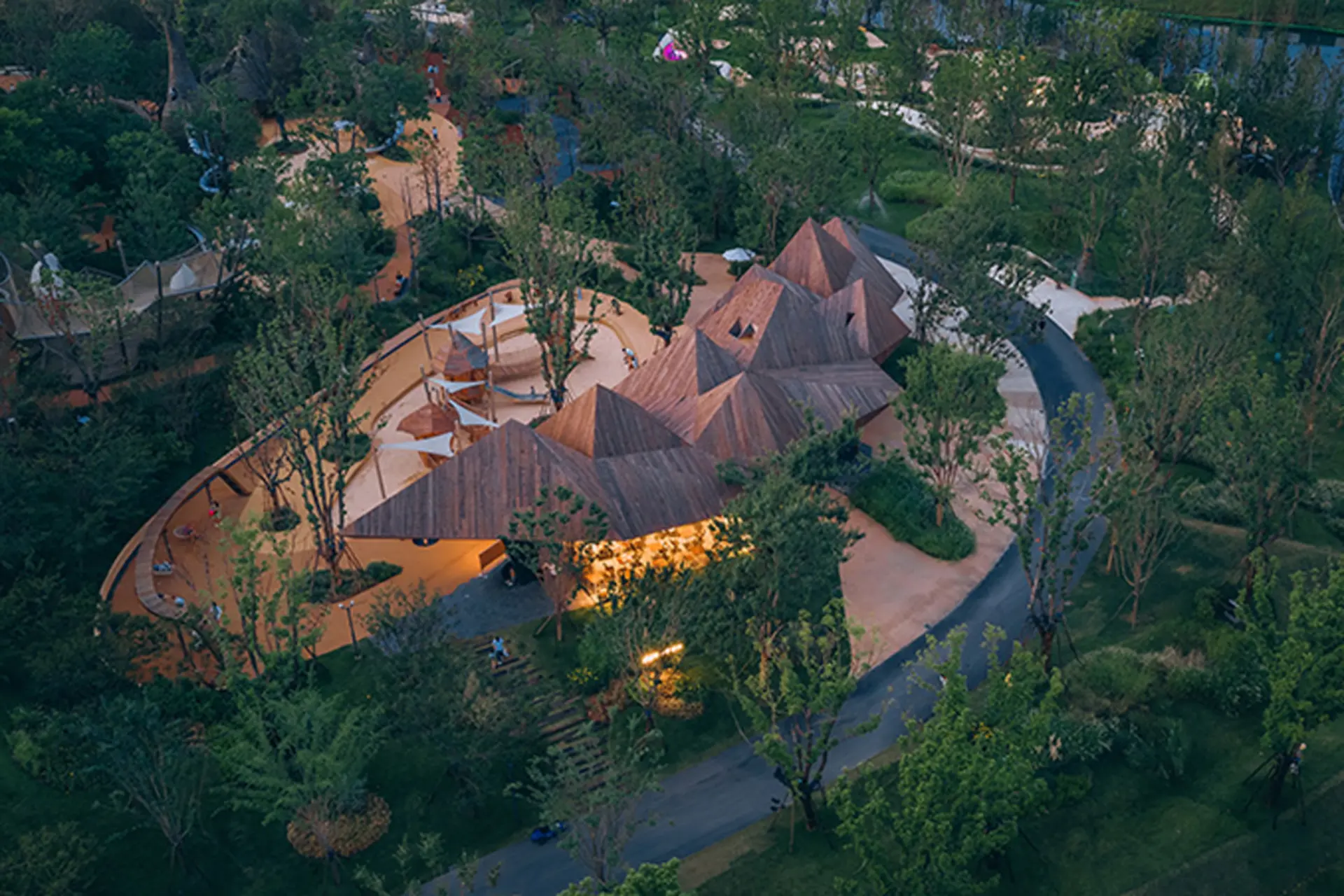 رستوران لوکس‌آیلند؛ سازه‌ای چوبی و کوچک در دل طبیعت چین