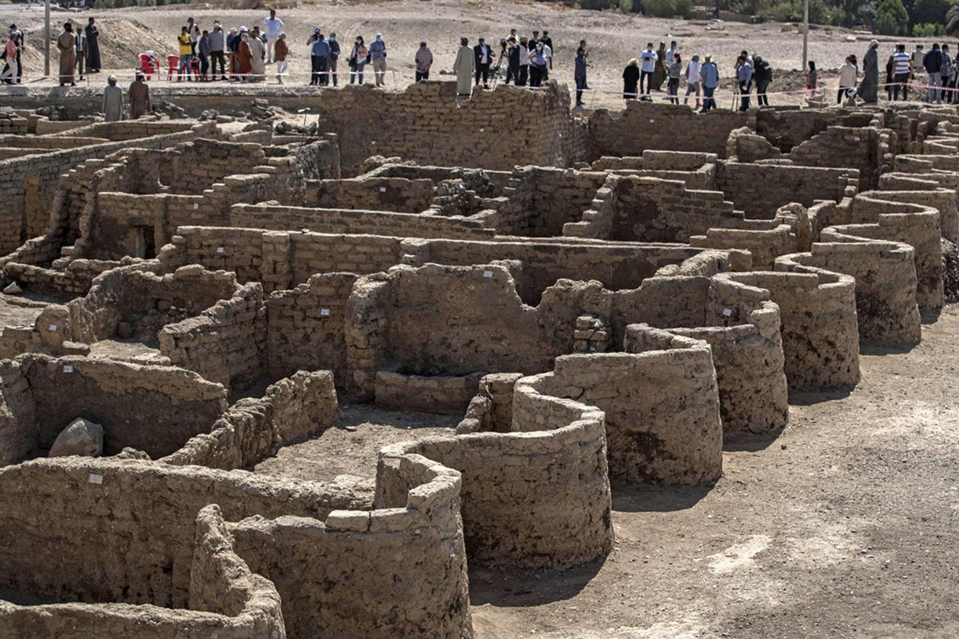 گردشگران در کنار بقایای شهر آتن مصر
