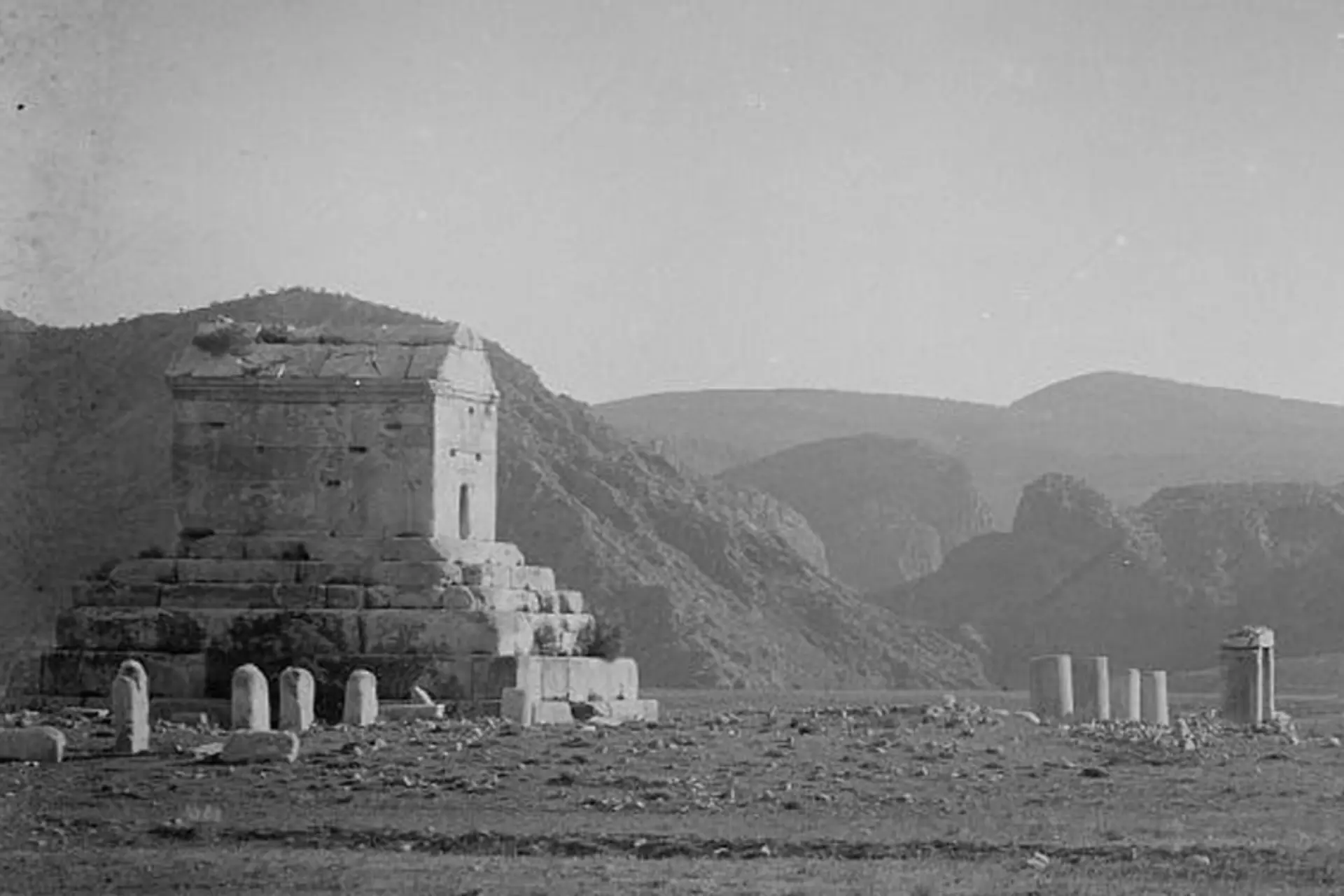 آرامگاه کوروش کبیر وقتی حصار نداشت؛ پاسارگاد ۱۰۰ سال پیش را ببینید