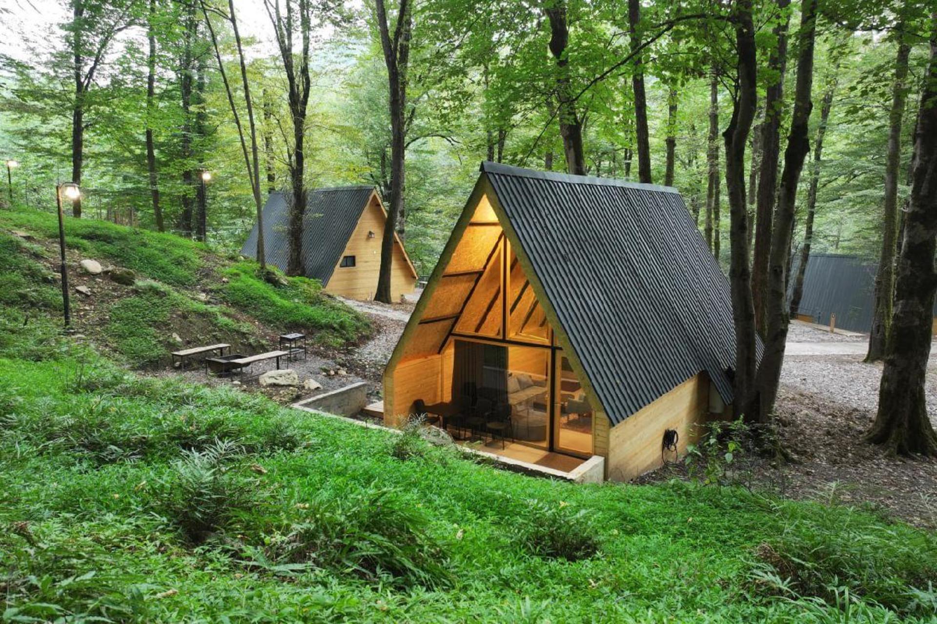 بهترین کلبه سوییسی‌های شمال ایران؛ اقامت رویایی میان طبیعت جذاب