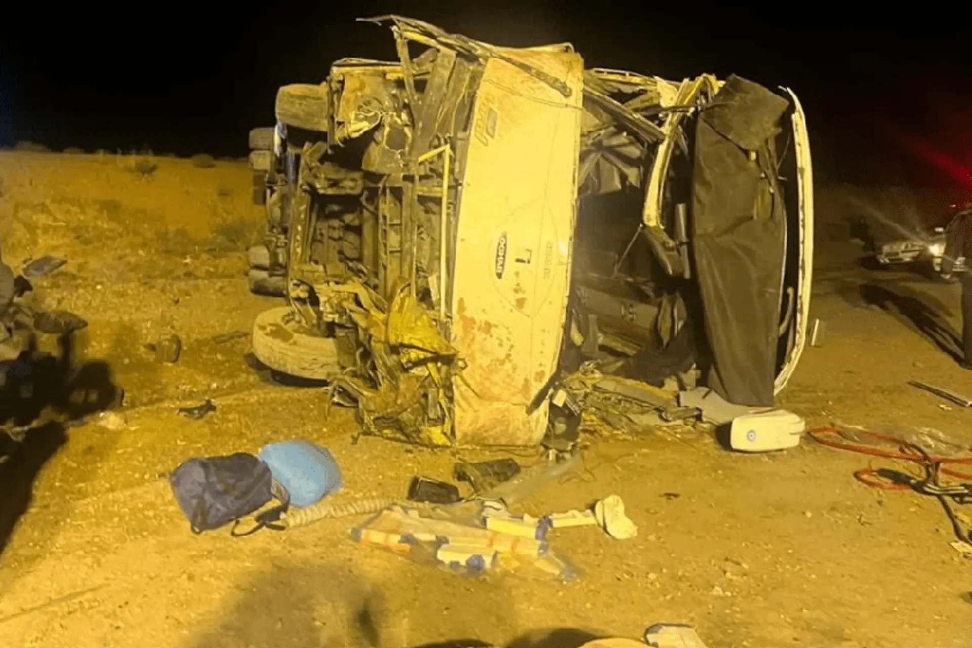 فاجعه در آزادراه اصفهان به نطنز؛ واژگونی اتوبوس مسافربری با ۱۳ کشته