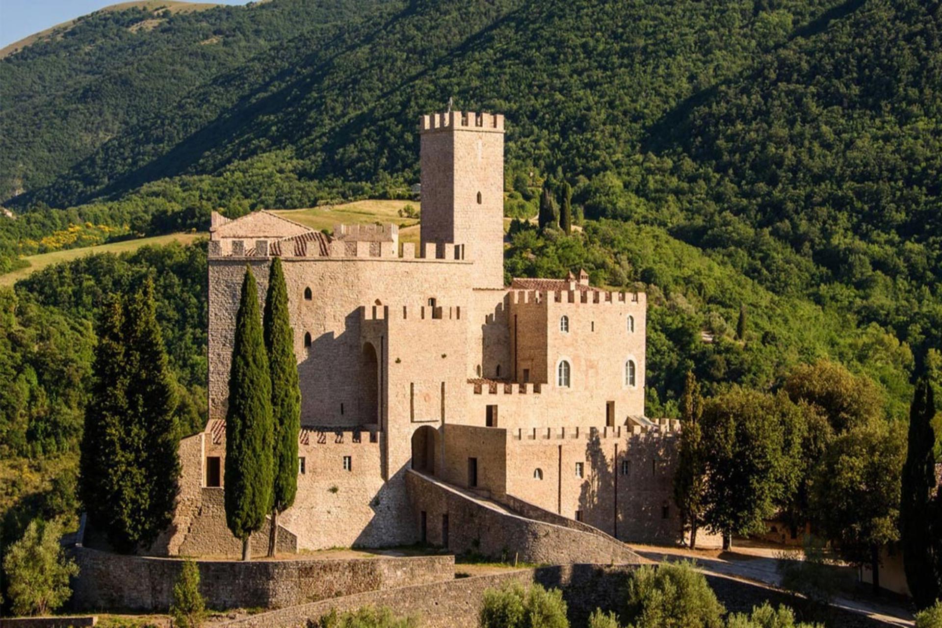 اقامت شاهانه در قلب تاریخ؛ خوابیدن در قلعه ۹۰۰ ساله را تجربه کنید