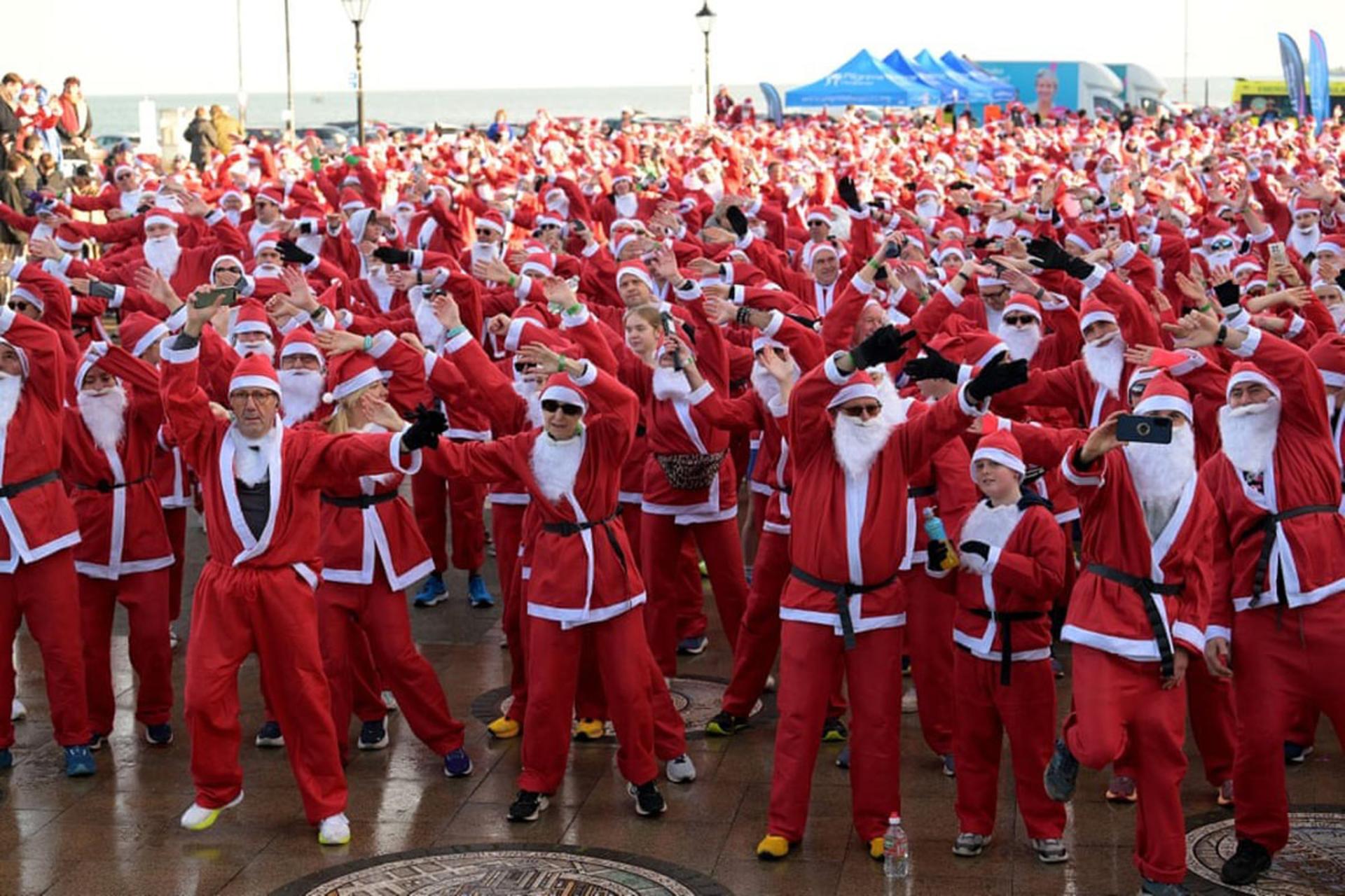 جهان در آستانه سال نو؛ از دویدن با لباس بابانوئل تا ساخت درخت صلح