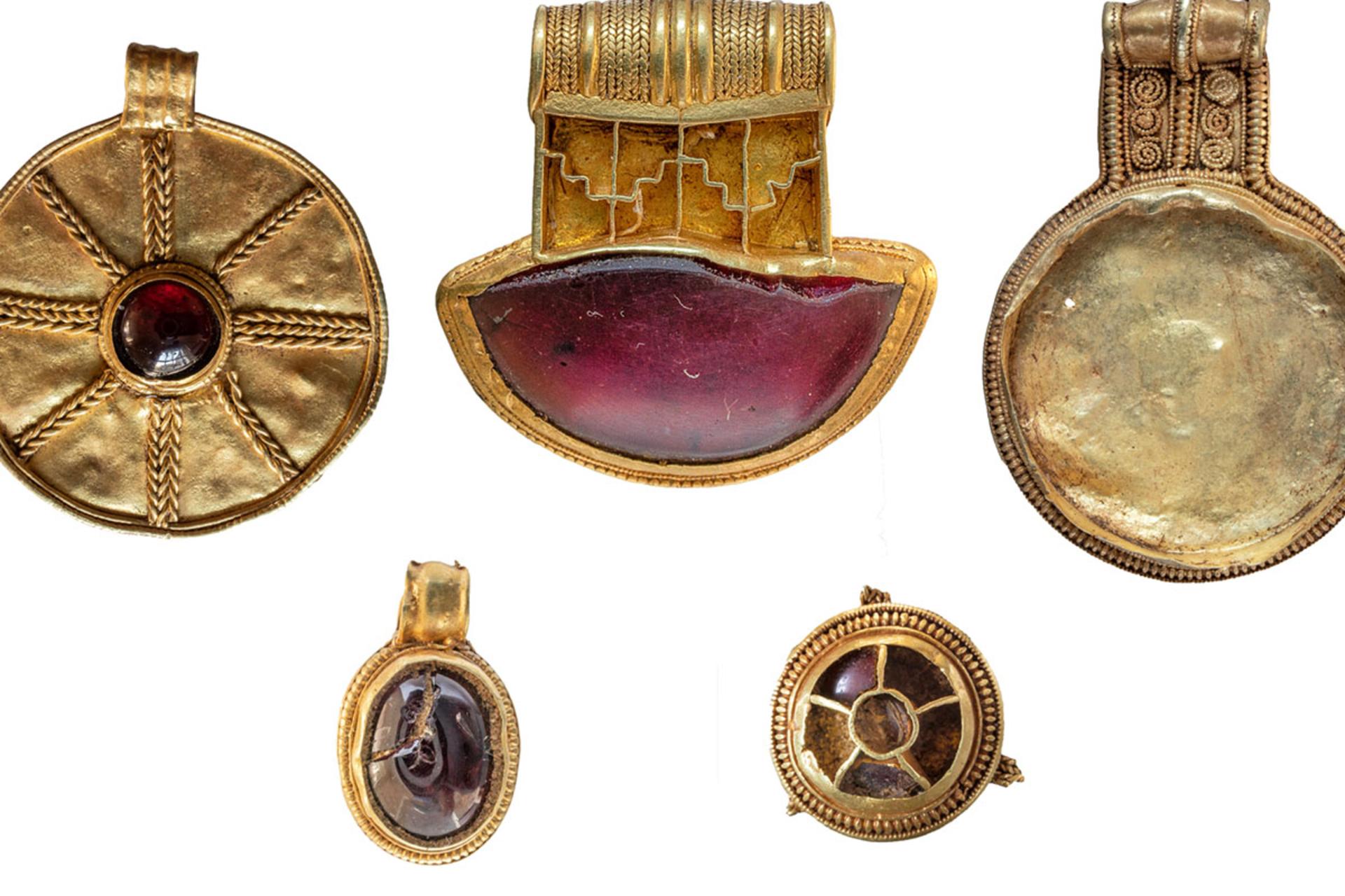 گنجی که با مردگان دفن نشد؛ طلاهایی که در یک آیین خاک شدند!