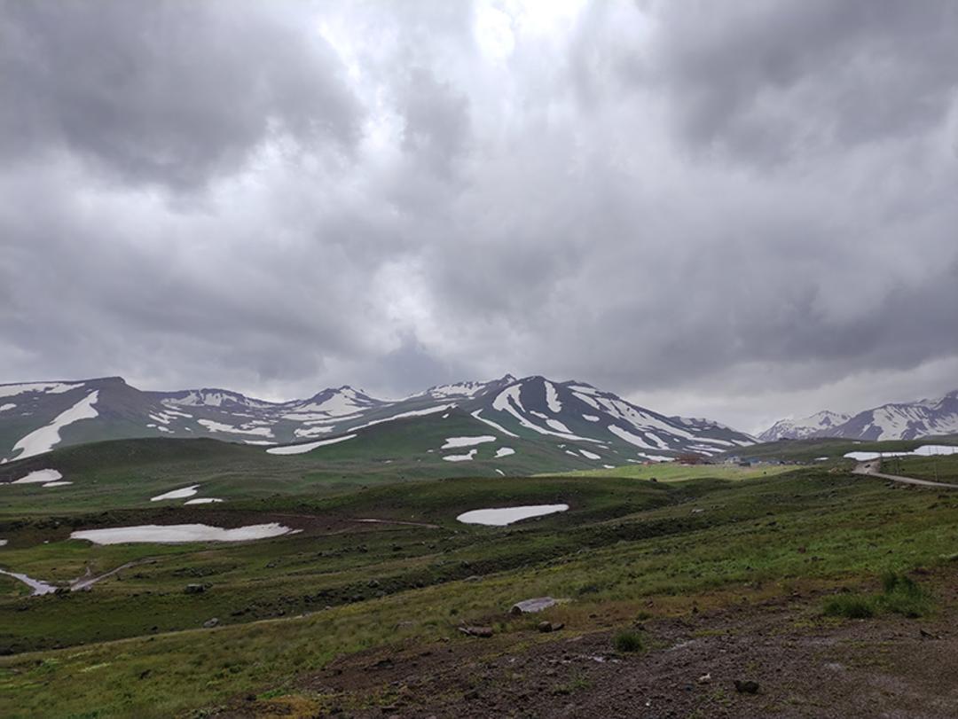دامنه های پوشیده از برف سرعین در زمستان