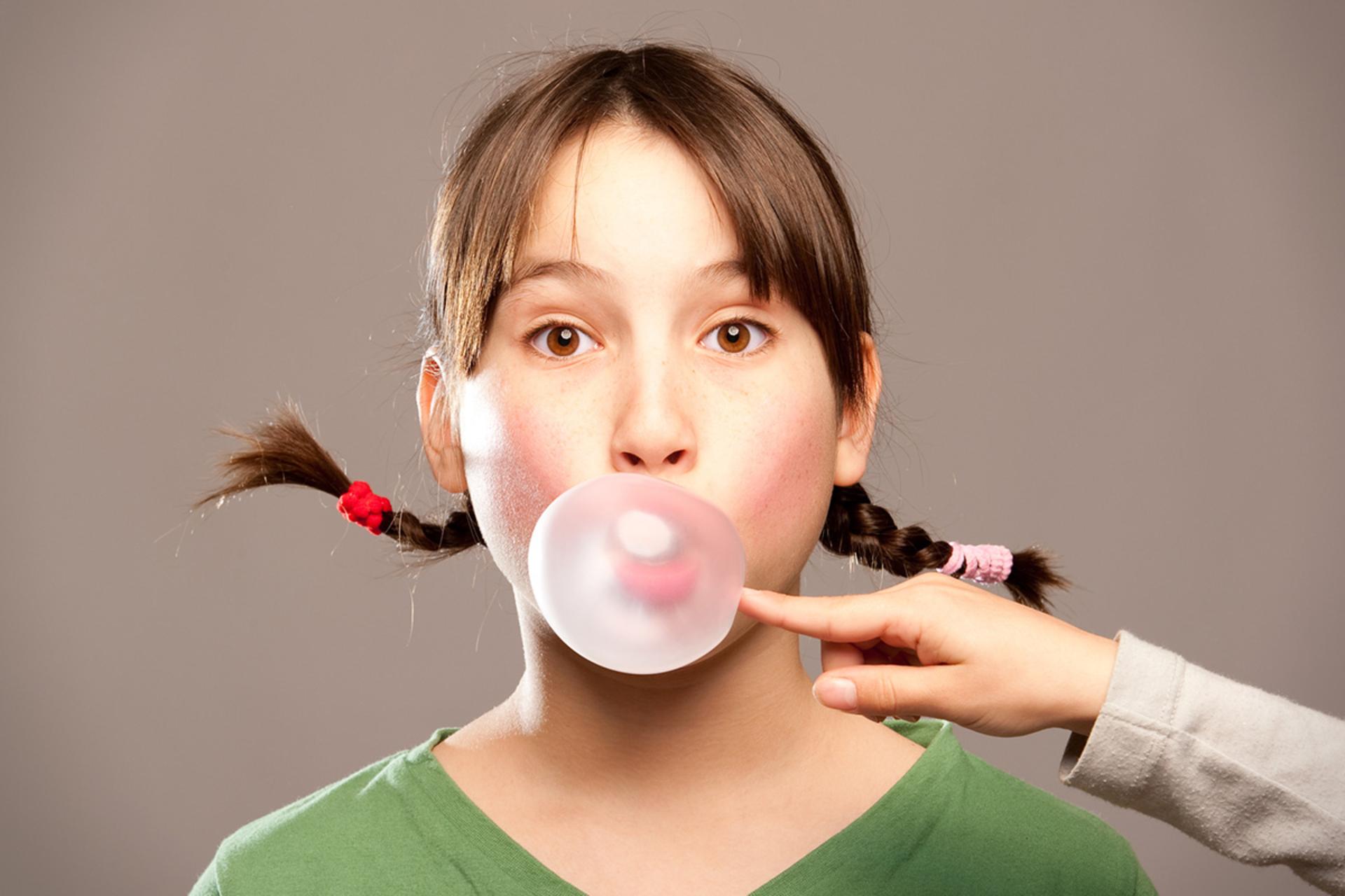 چرا آدامس خوردن در سنگاپور ۱۰۰۰ دلار جریمه دارد؟