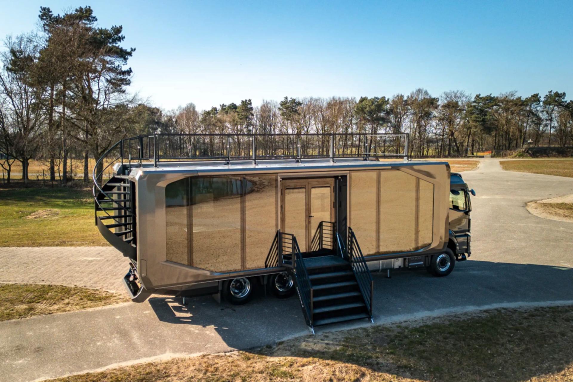 قصر شیشه‌ای در جاده‌ها؛ کامیونی عجیب برای مسیرهای سخت