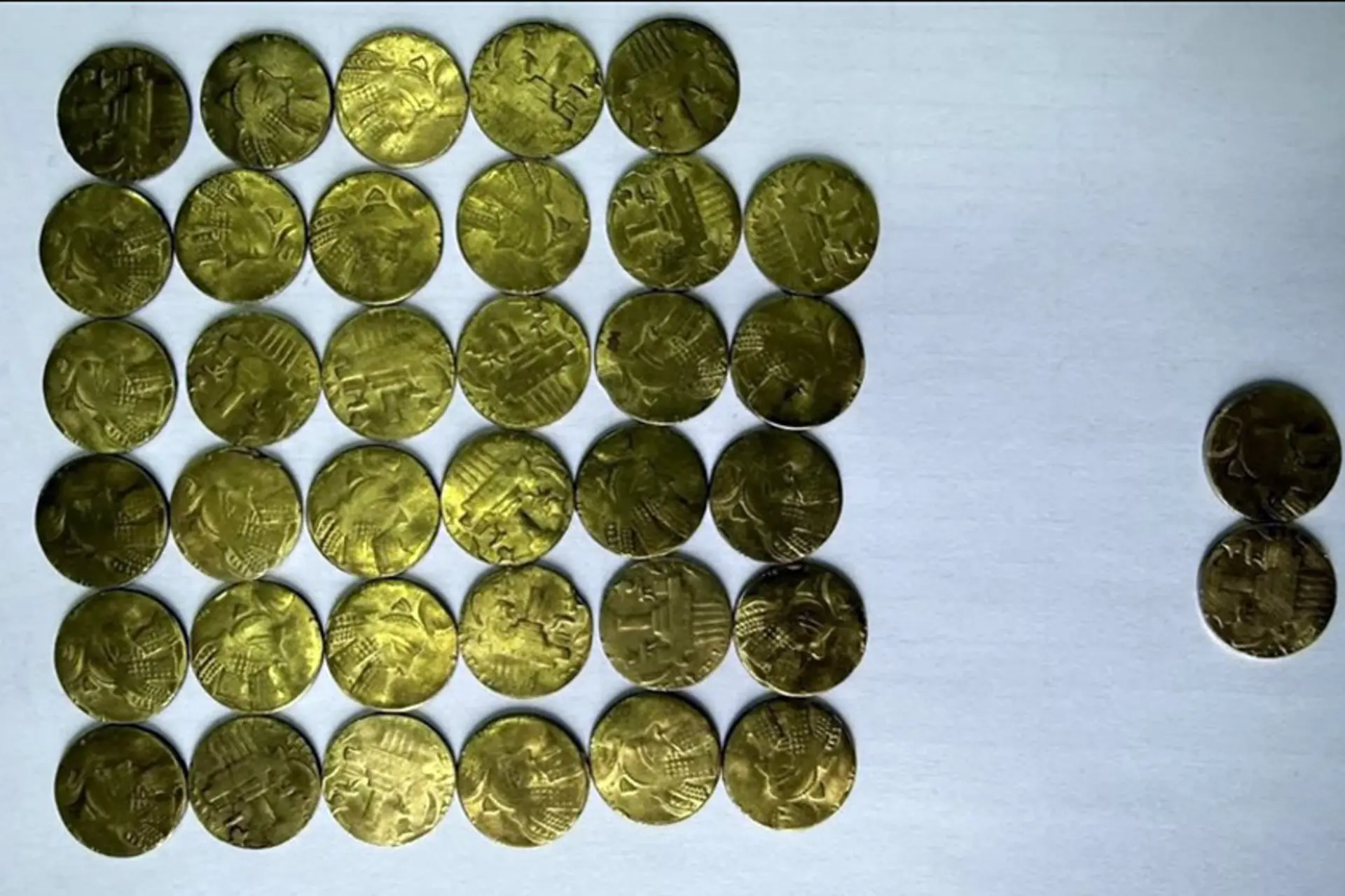 کشف ۳۷ سکه ساسانی در همدان از گنج‌یابان؛ ۴ نفر بازداشت شدند