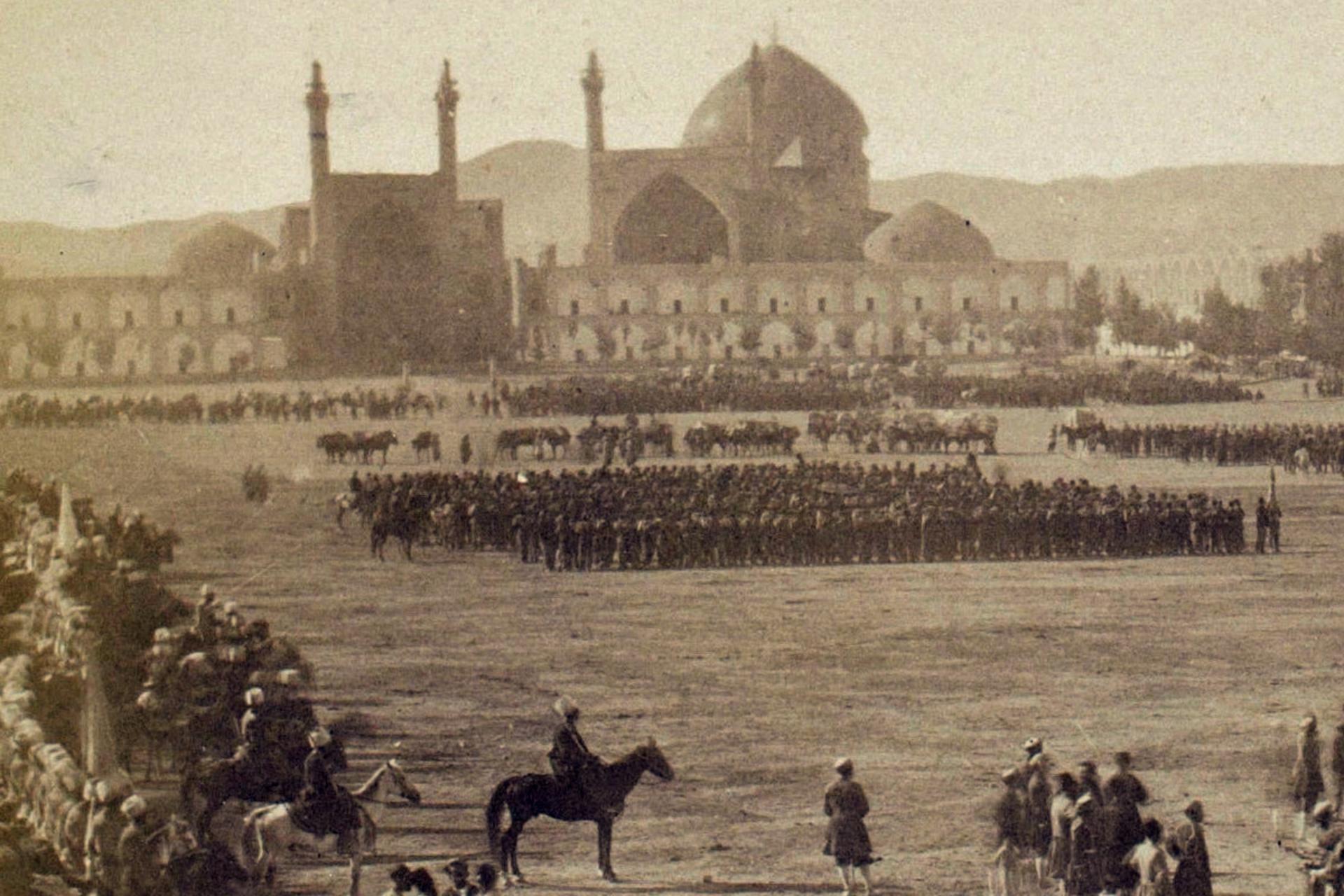 سفر به عصر قاجار؛ عکس نایاب میدان نقش جهان زیر پای قشون نظامی