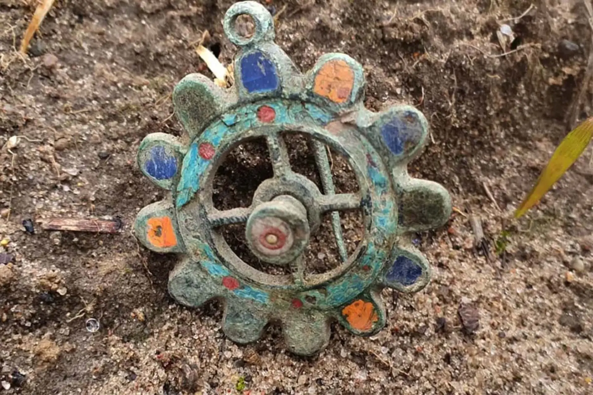 کشف زیور باستانی از دوره روم؛ سنجاق سینه یا طلسم؟