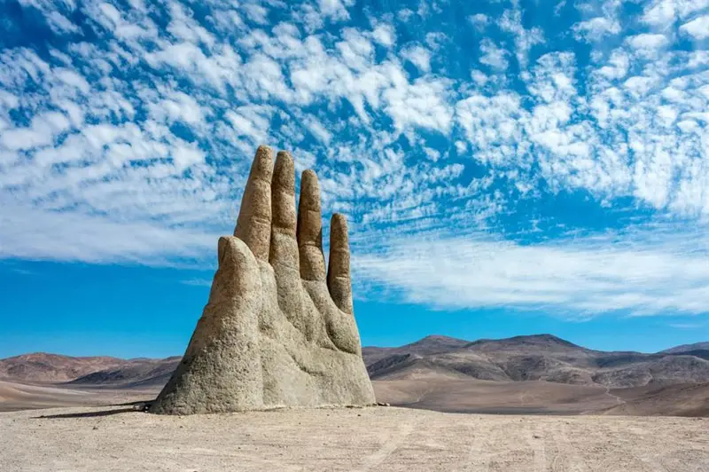 سازه هنری دست بیابان، شیلی زیر آسمان 