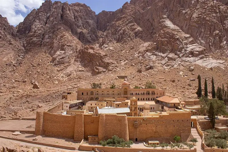 دورنمایی از صومعه سنت کاترین در میان کوه سینا، مصر