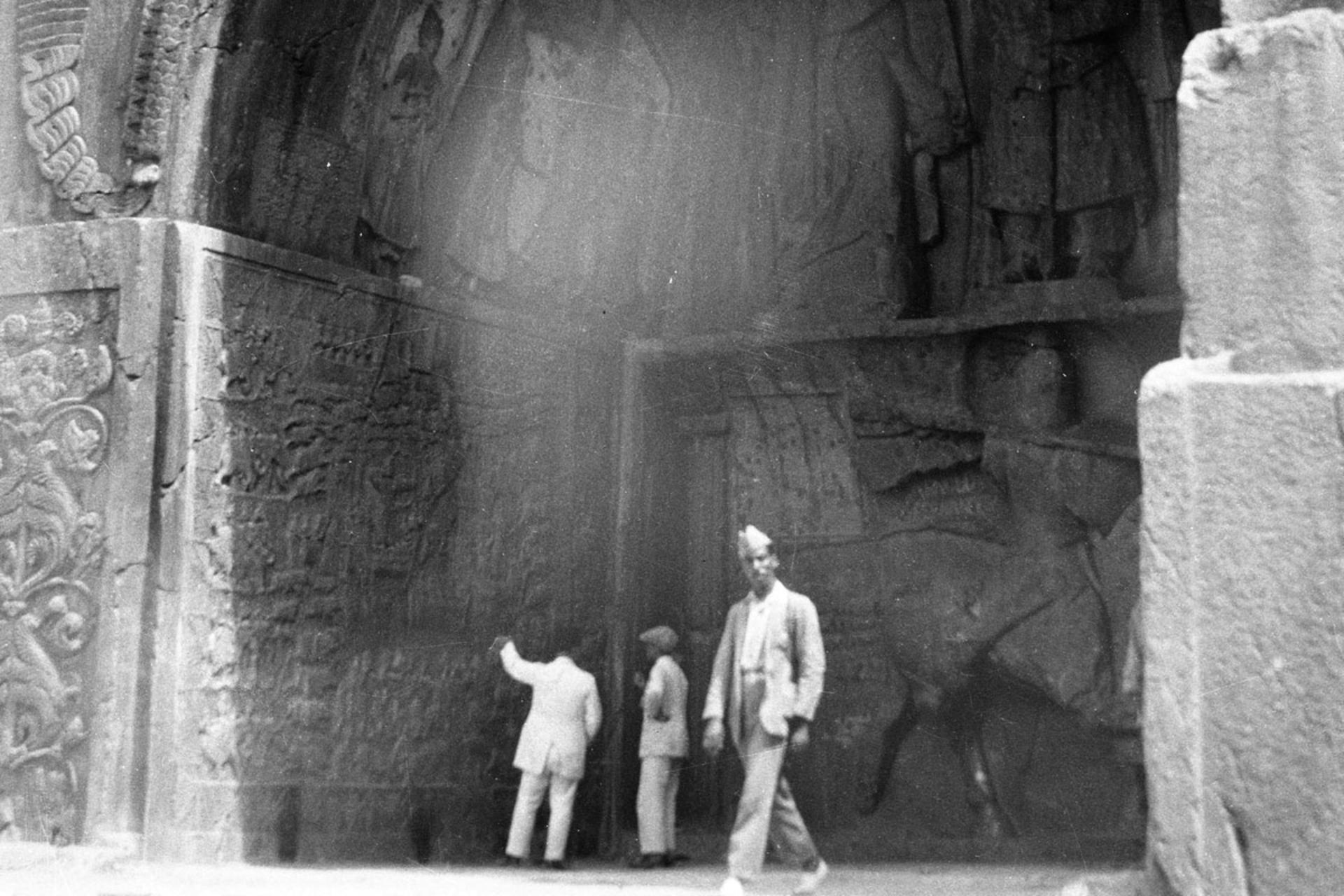 سفر به ۹۰ سال پیش؛ روزگاری که مردم به داخل طاق‌بستان می‌رفتند