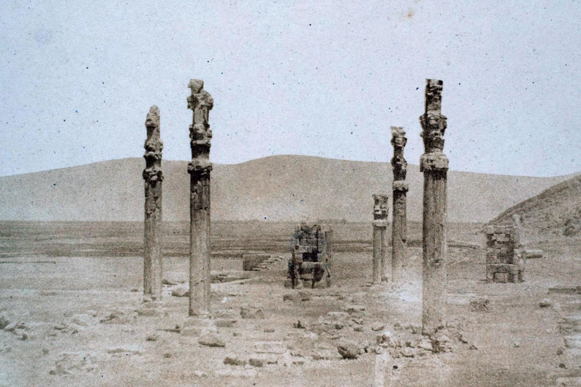 تصویری نایاب از تخت جمشید؛ وقتی هنوز خاک‌برداری نشده بود