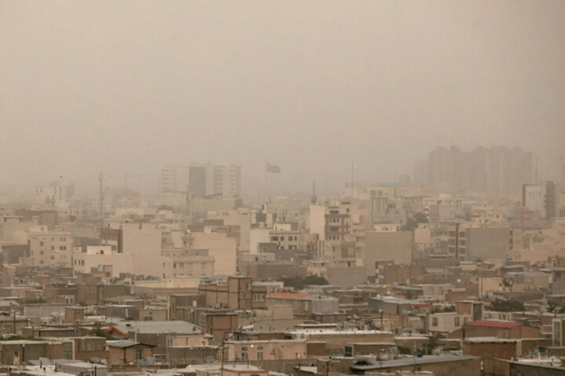 باد شدید پایتخت را درمی‌نوردد