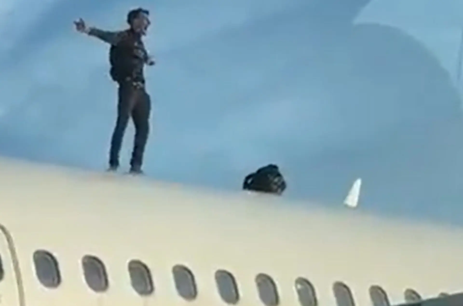 ویدیو: مردی روی سقف هواپیمای مسافربری؛ اتفاق عجیب در فرودگاه والنسیا