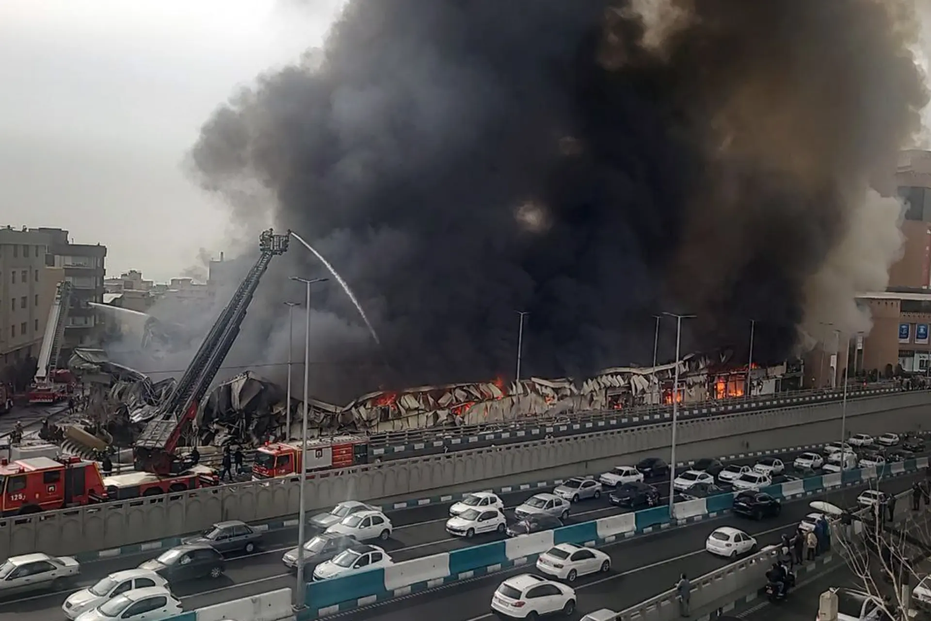 صبح آتشین در غرب تهران؛ حریق گسترده در بازار جنت (عکس و ویدیو)