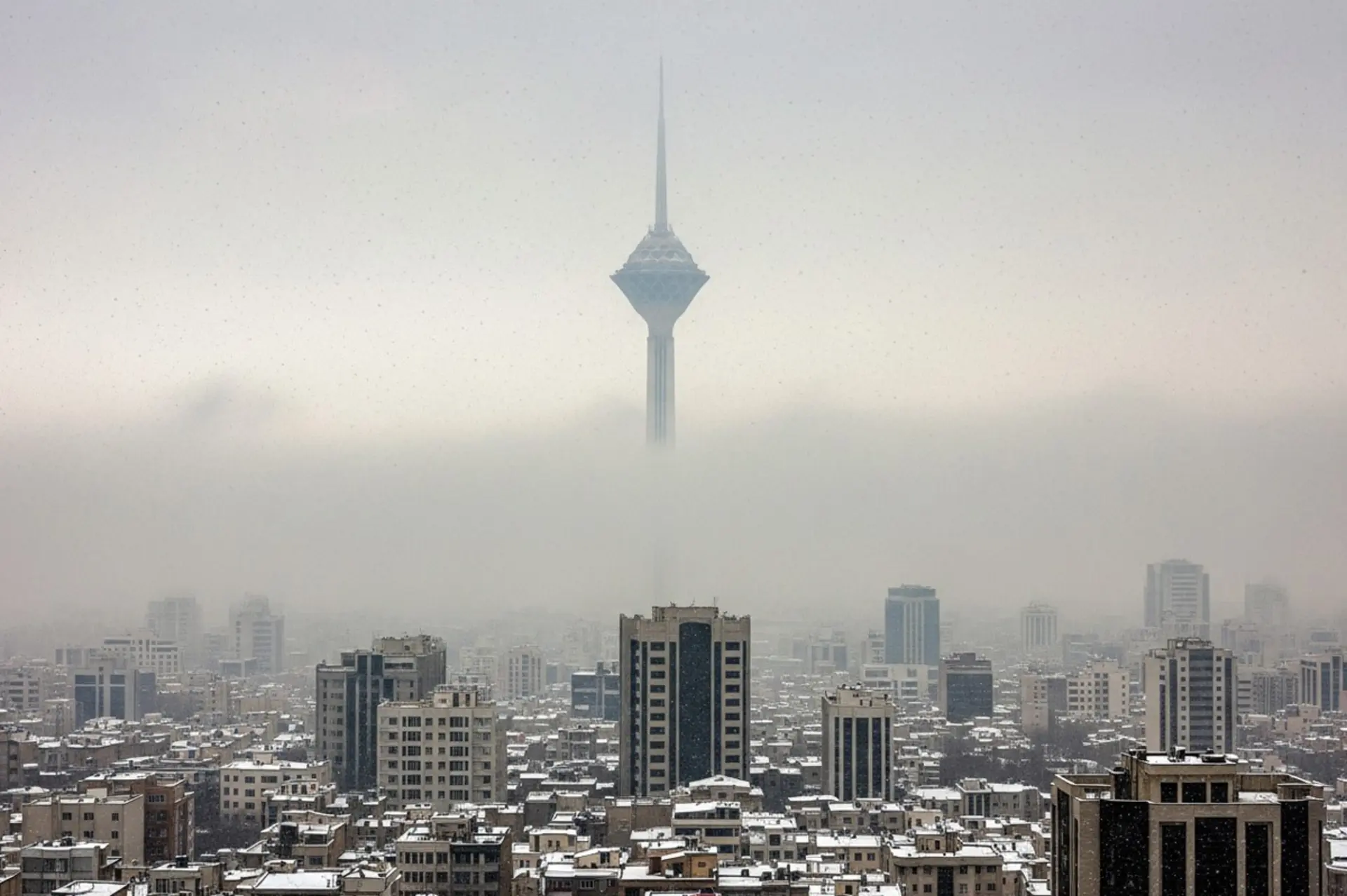 تهران در محاصره سرما و آلاینده‌ها؛ پیش‌بینی برف و باران برای پایان هفته