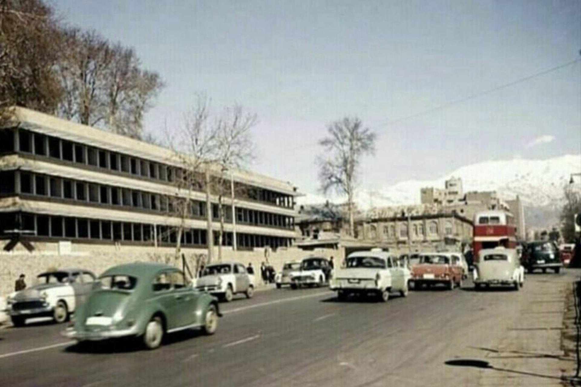 تهران قدیم در یک قاب؛ از فولکس قورباغه‌ای تا اتوبوس دوطبقه