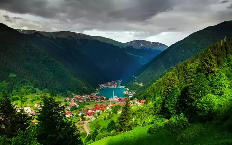 طبیعت سرسبز و دریاچه ترابزون