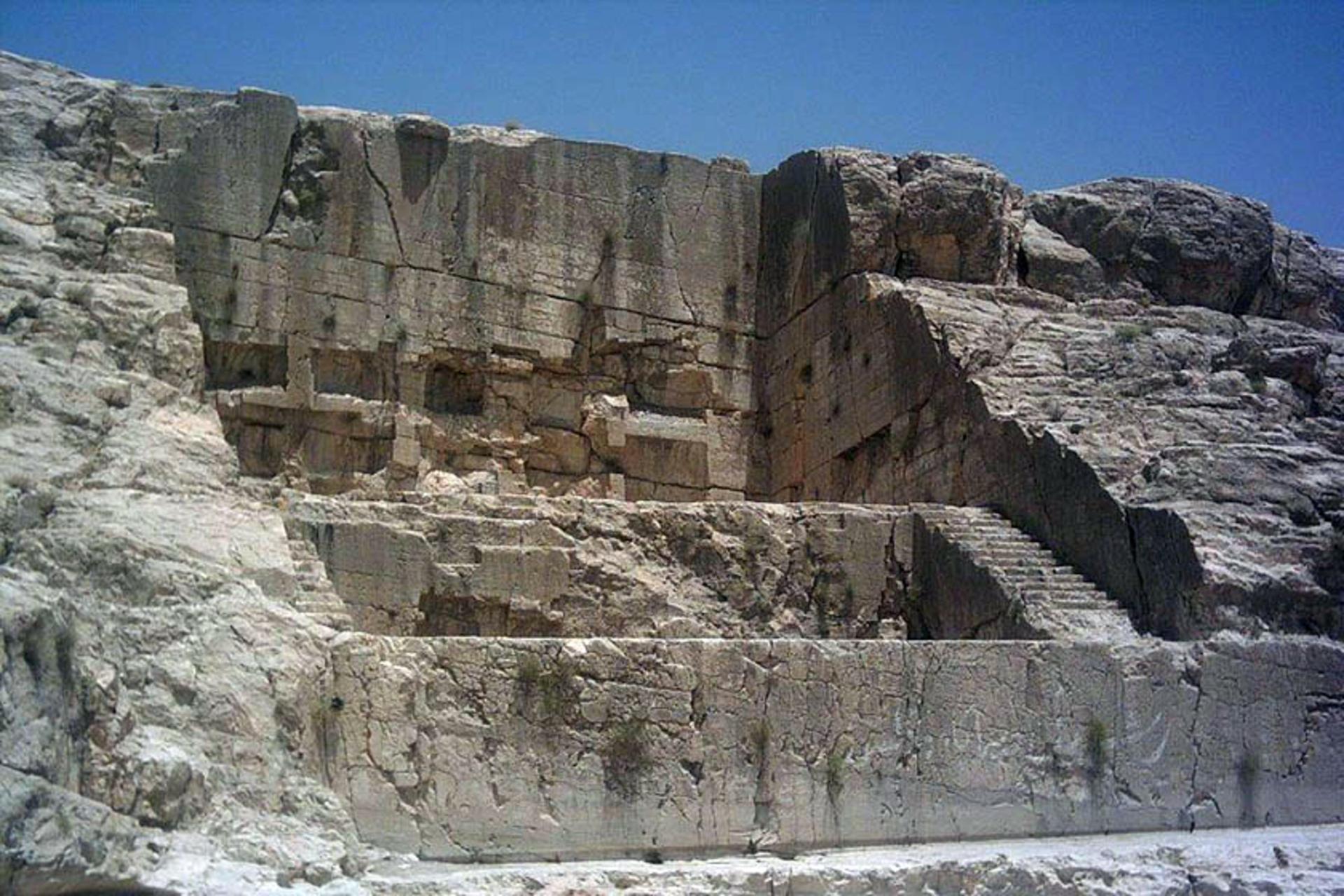 قدمگاه هخامنشی در آستانه مرمت؛ یادگاری نویسی‌ها پاک می‌شوند