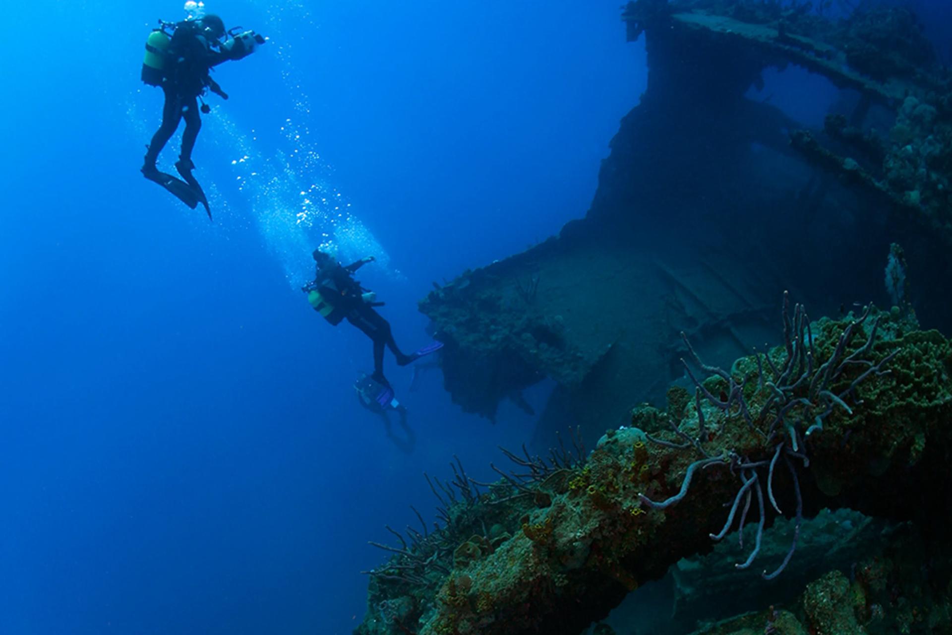راز مثلث برمودا؛ غواصی در گورستان ۳۰۰ کشتی غرق‌شده!