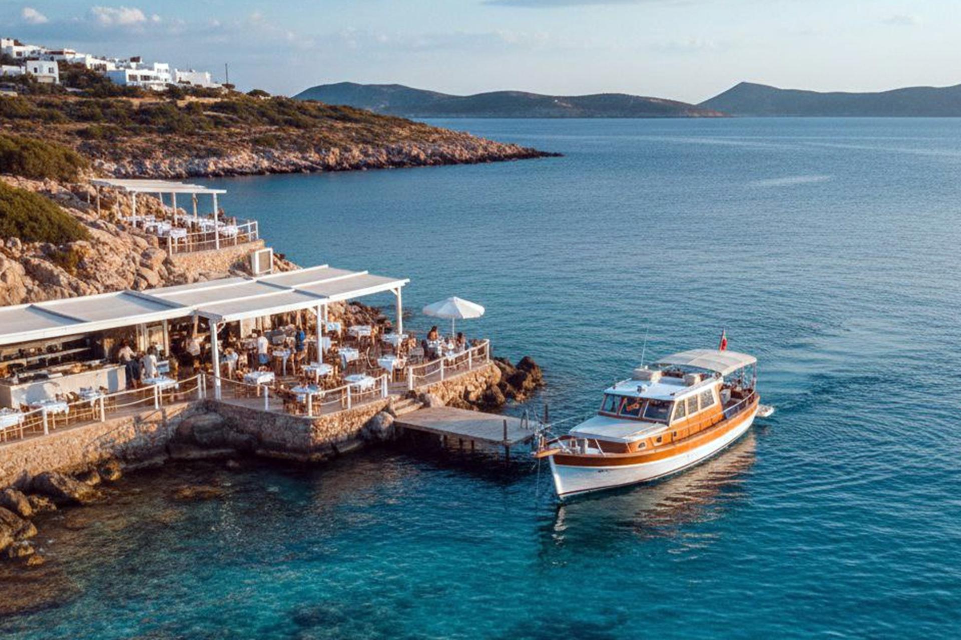 ترند جدید سفر لاکچری در سال ۲۰۲۶؛ لنگر بینداز و نوش‌جان کن!