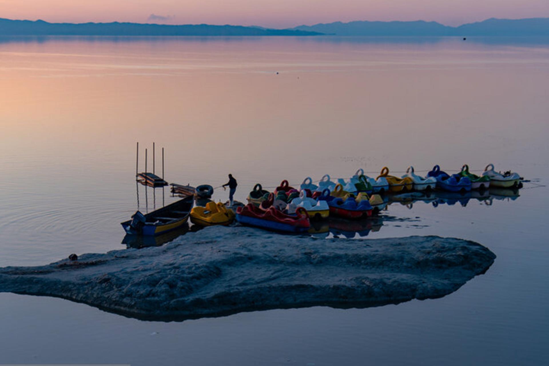 باران به دریاچه ارومیه جان داد؛ قایق‌ها به آب افتادند (+عکس‌ها)
