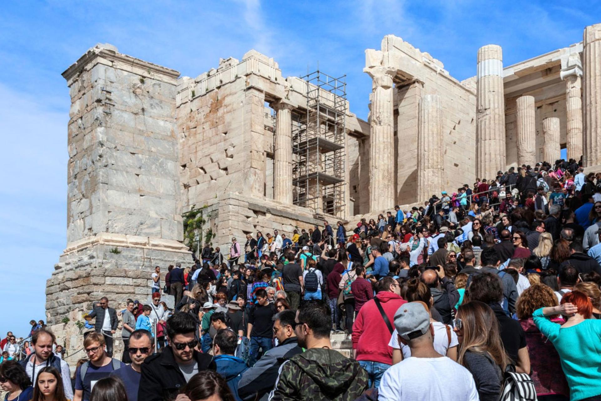 سونامی گردشگر در آتن؛ نبرد توسعه با اصالت!