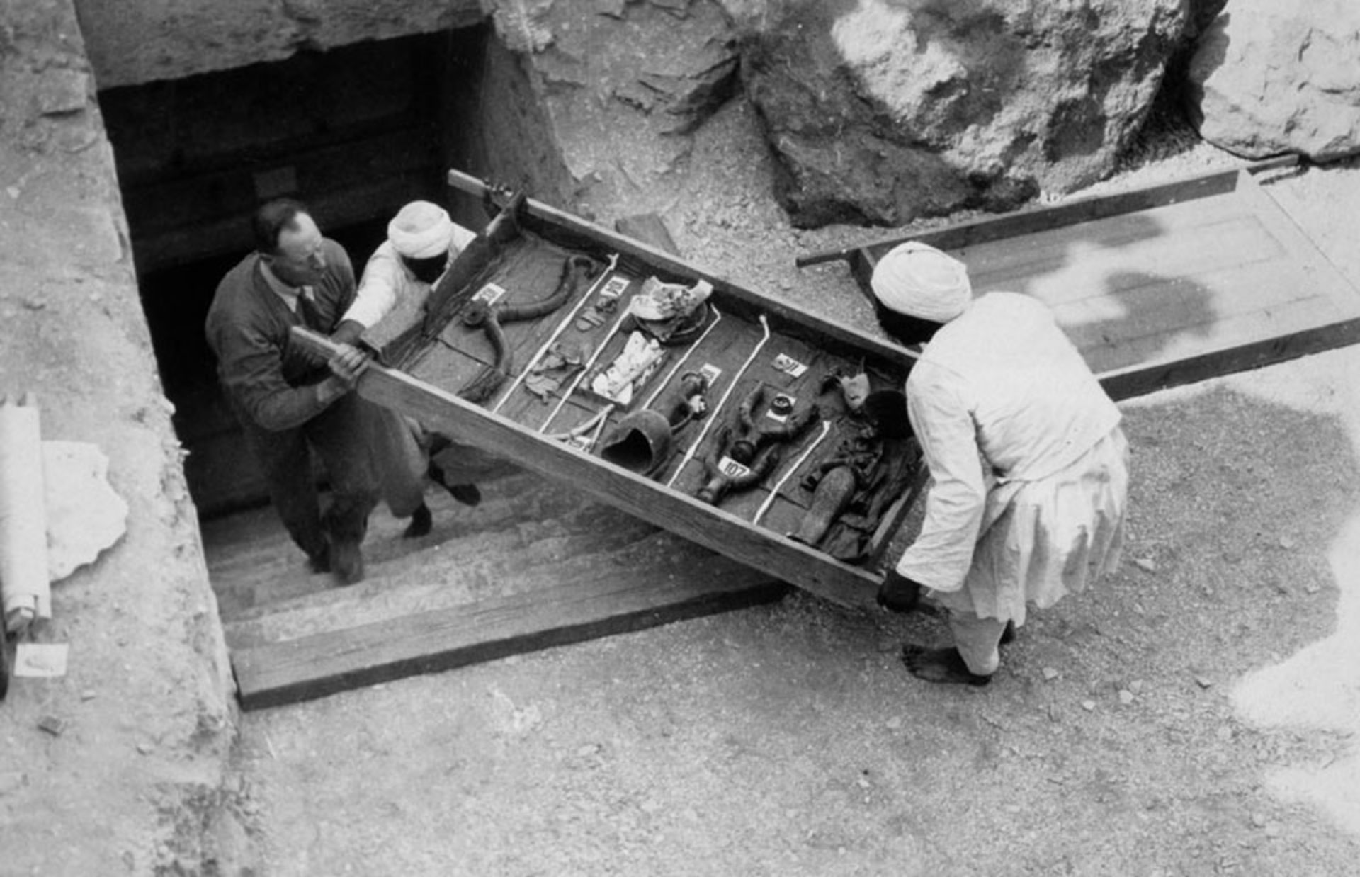 عکس قدیمی از کاوش در مقبره فرعون مصر