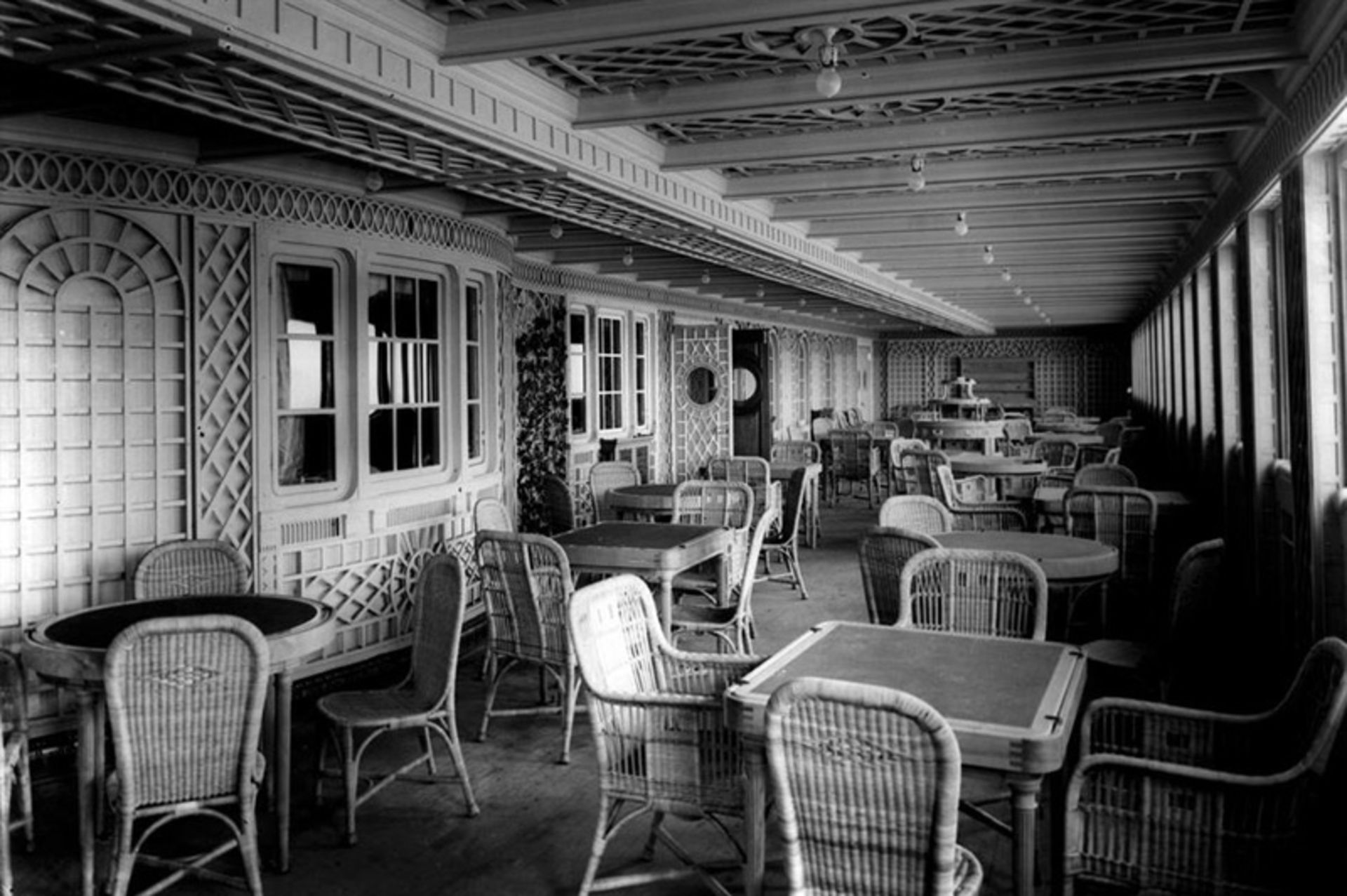 کافه وراندا در تایتانیک