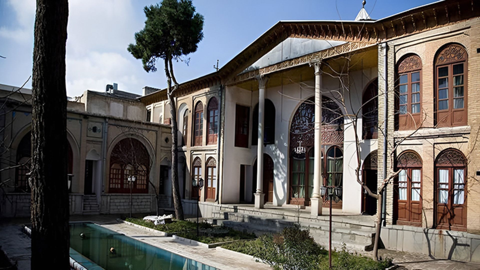 حیاط موزه پارینه سنگی زاگرس در کرمانشاه