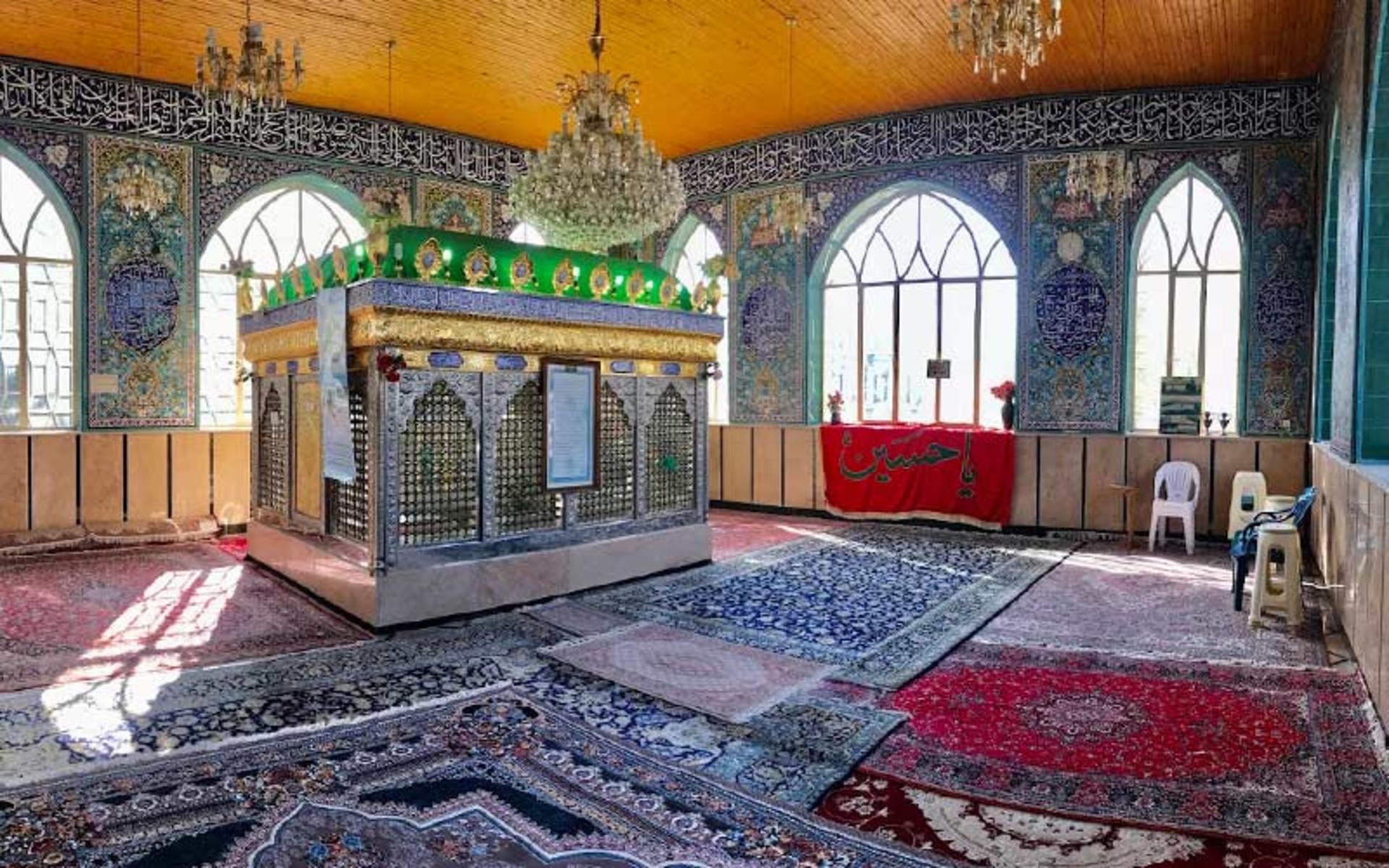 صحن امامزاده سه تن کلاردشت