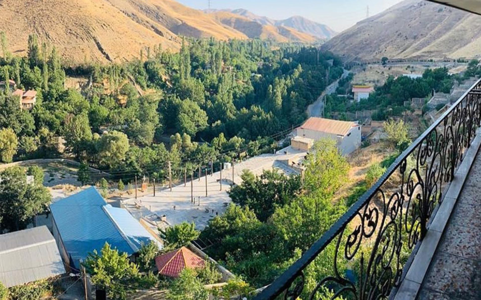 خانه های روستای کردان در طبیعت سرسبز
