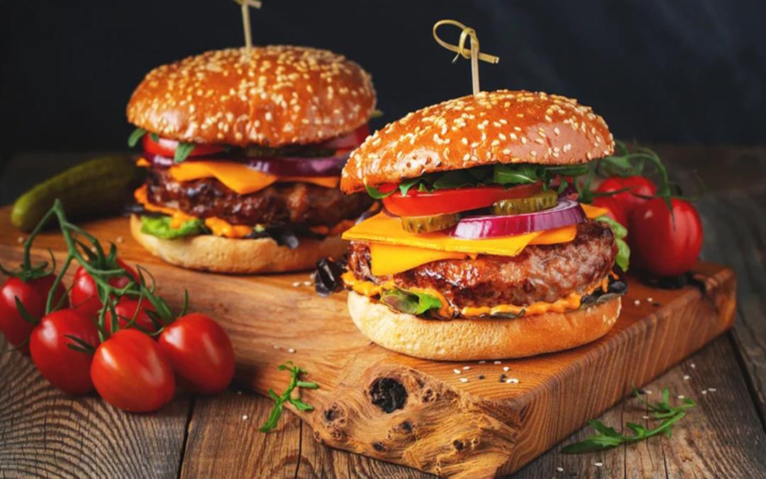 دو همبرگر متوسط با گوجه