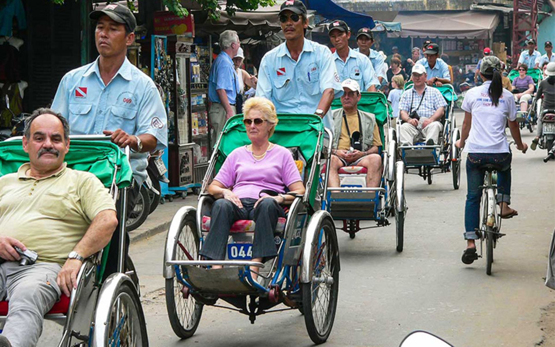 توریست ها سوار سه چرخه در ویتنام