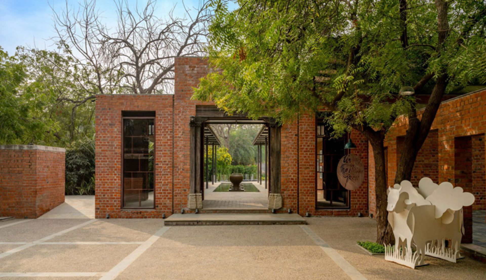 ورودی رستوران زیر درخت چریش