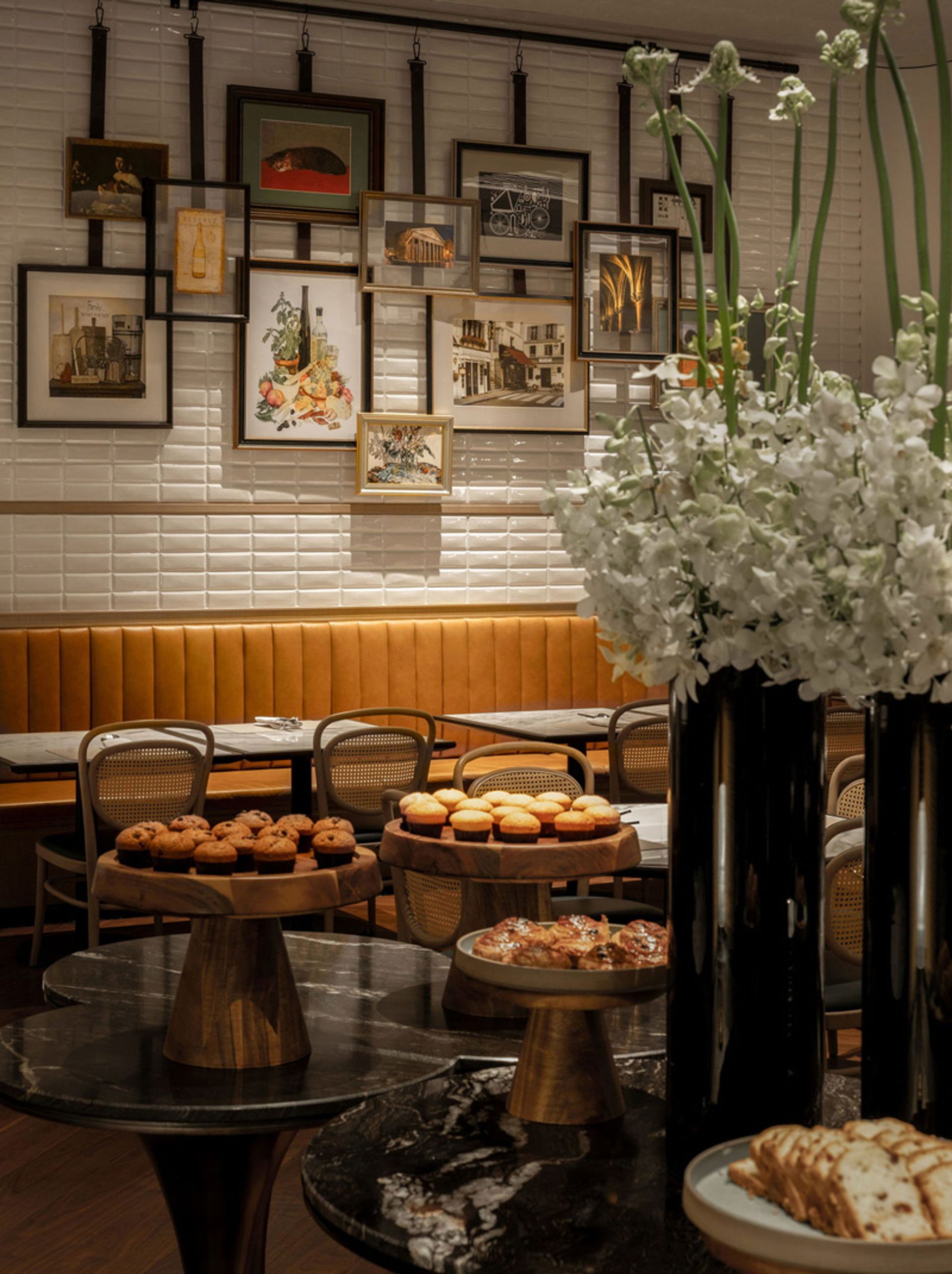 سرویس غذا در رستوران هتل هیلتون شانگهای