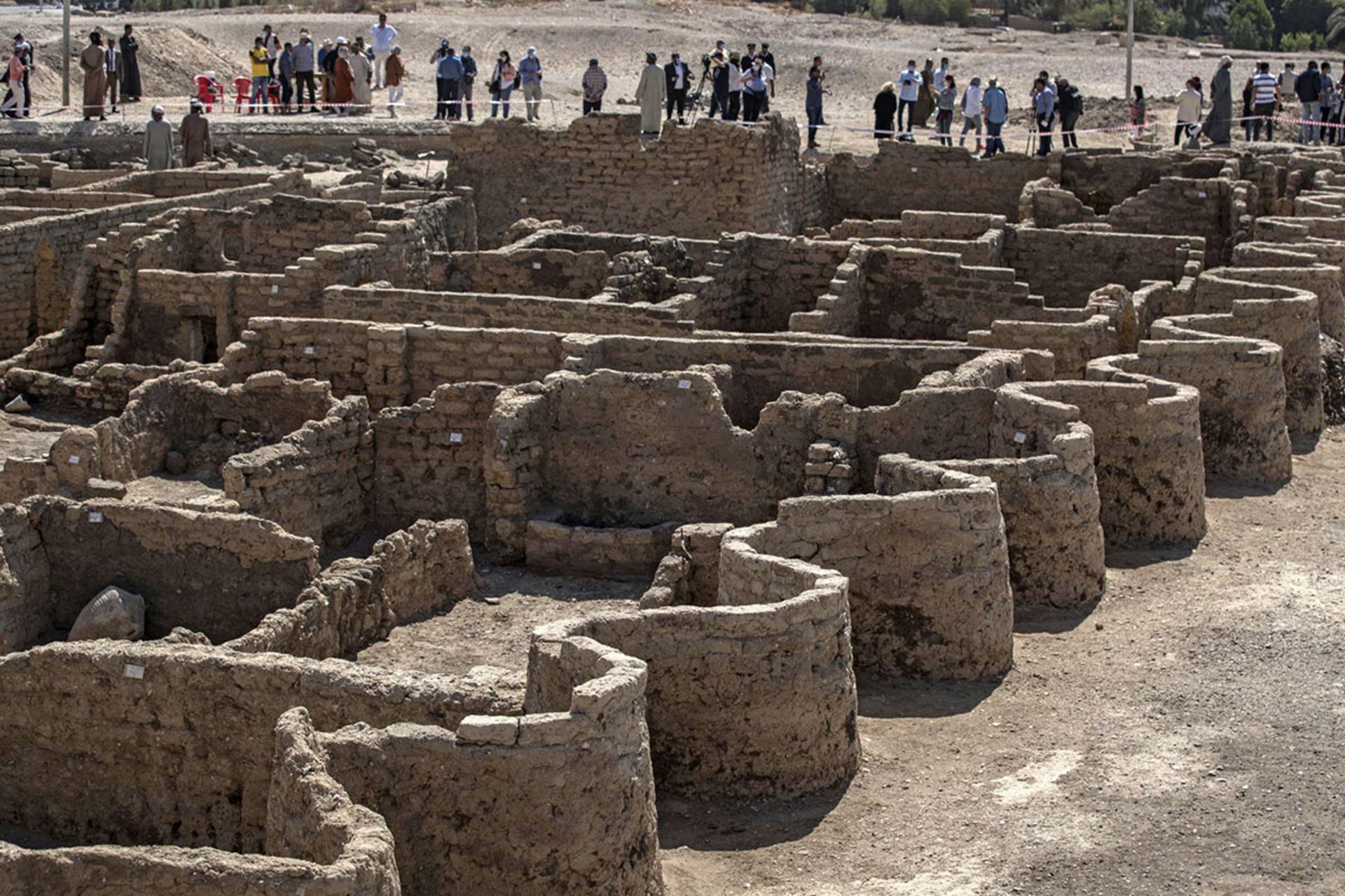 گردشگران در کنار بقایای شهر آتن مصر