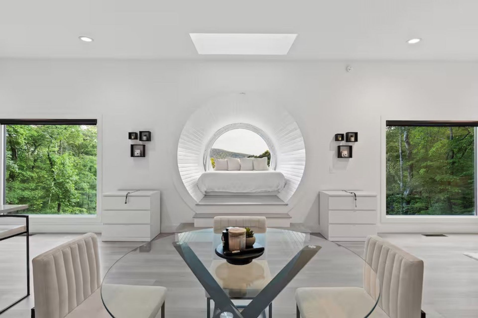 نشیمن کلبه دوربینی در جنگل