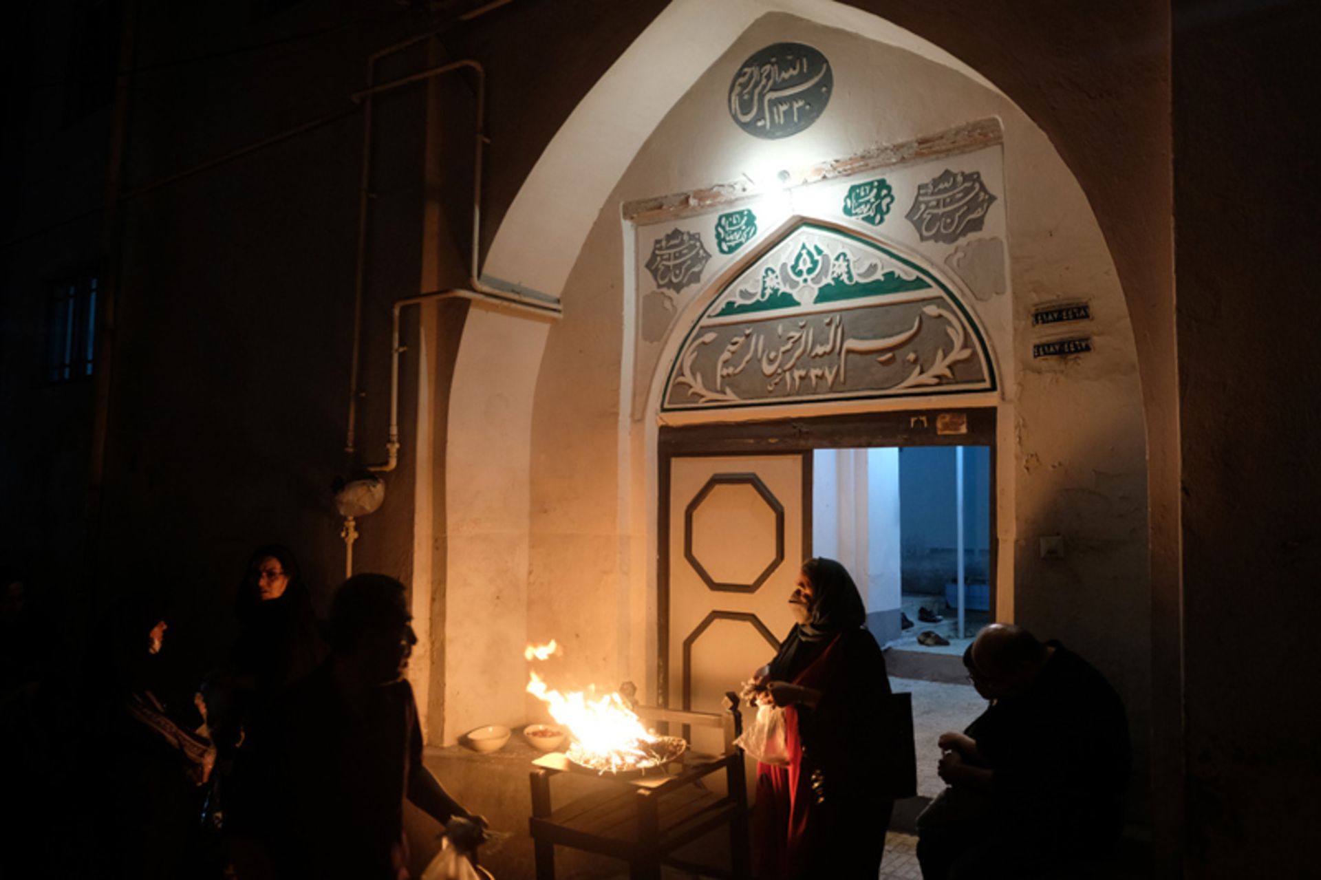 حضور زنان و مردان کنار منبر حسینیه لاهیجان