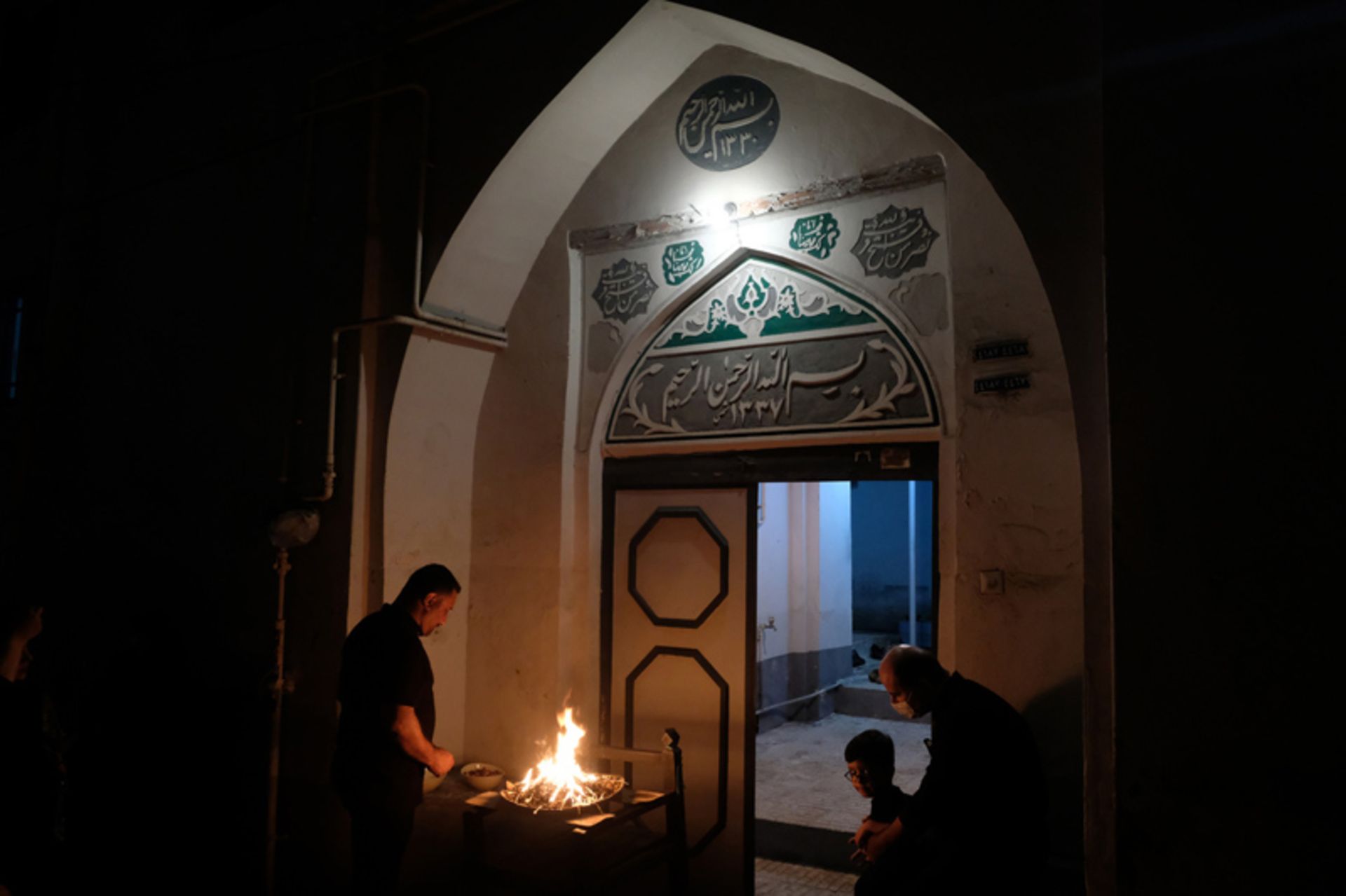 مردی در حال آماده‌سازی منبر