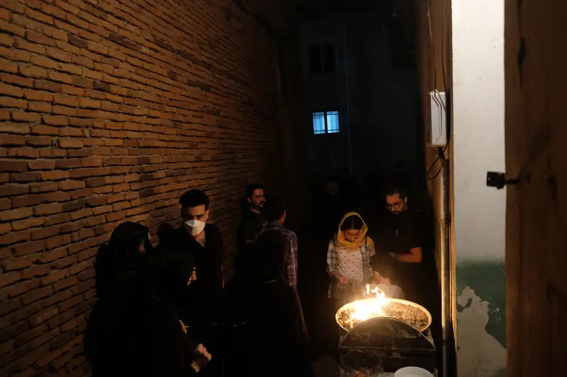 مردم کنار منبر کوچکی در کوچه