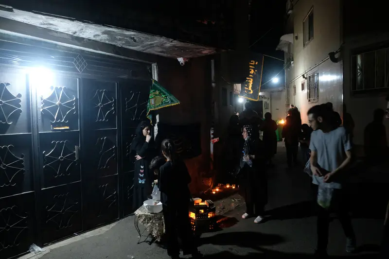 جمعیت عزاداران در کوچه تاریک با نور شمع